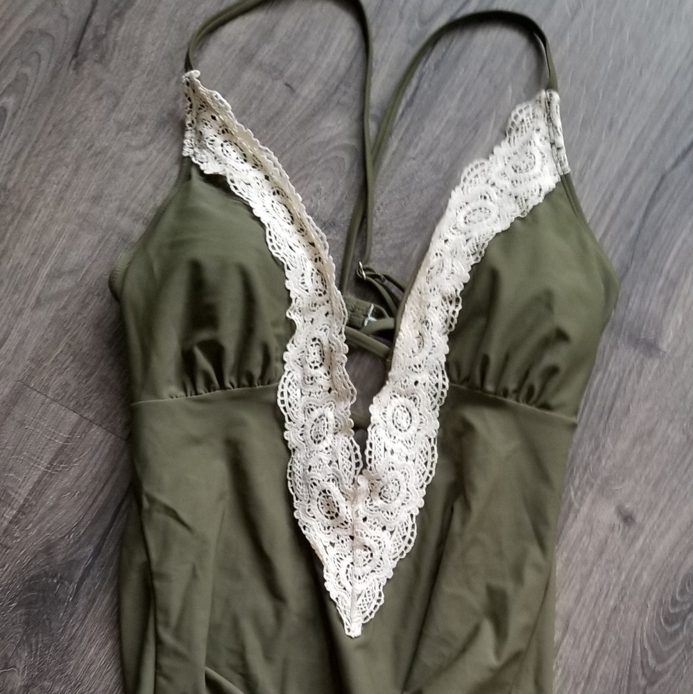 NwT large cupshe swim